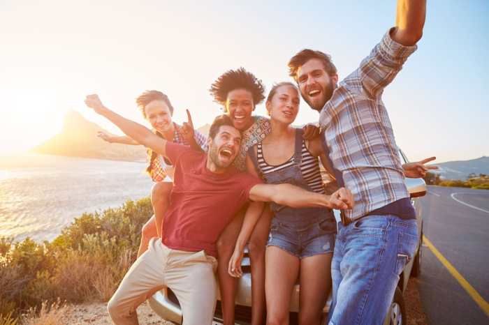 Friends europe backpacking happy through couchsurfing tips car somewhere locals stay meet learn way great city make